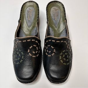 Clark’s Artisan Embroidered Leather Slip On Wedge Clogs Blue Size 9